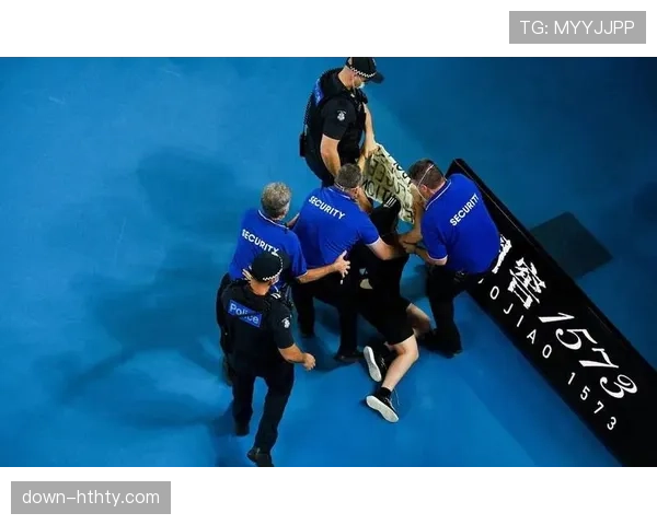 球迷冲入场内干扰对方门将开球门球，被警方拘留并禁止观赛